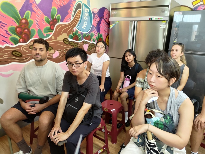 同學聽取實物銀行主管簡報圖片