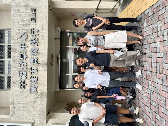 師生團隊與實物銀行主管合照圖片