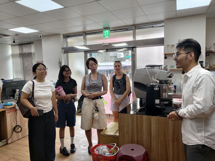 實物銀行主管歡迎同學到訪圖片