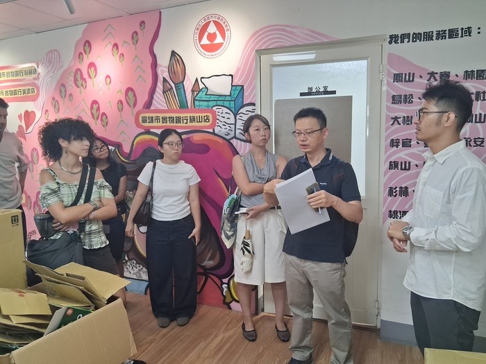 蔡錦昌老師協助翻譯主管說明圖片