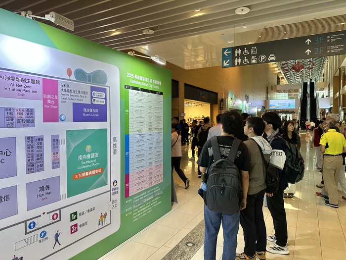 課程學生討論觀展策略圖片