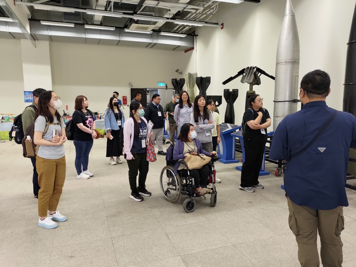 岡山航教館-同學聽導覽解說場館展示圖片