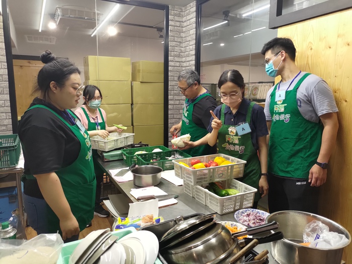 阿福食物銀行-同學開始備料準備煮菜圖片