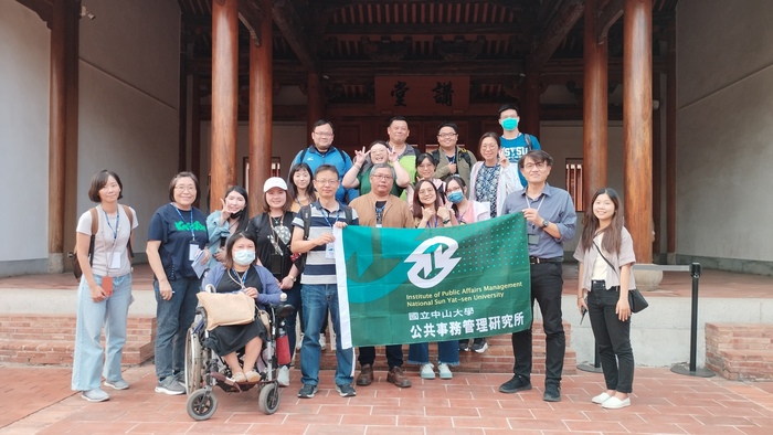 鳳儀書院-師生與文化局同仁合照圖片