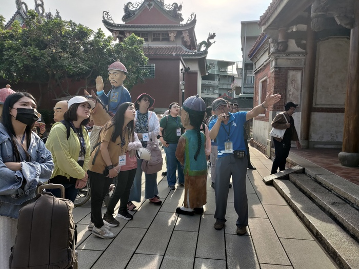 鳳儀書院-導覽老師說明建築特色圖片