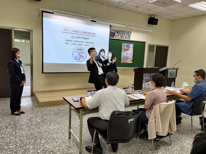 邱宇晨同學表演桃捷防災情境圖片