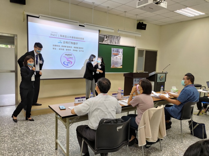 劉思彤同學進行開場簡報圖片
