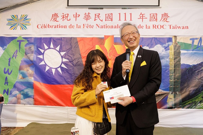 台灣國慶日留學生午宴-幸運抽到長榮來回機票與吳志中大使合照